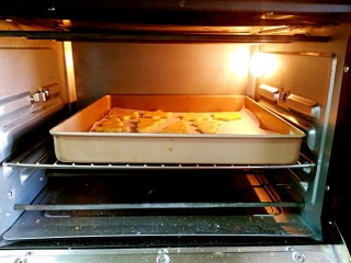 12、圣诞糖霜饼干,烤箱150度，中层上下火烤18分钟左右。