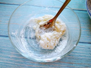 13、圣诞糖霜饼干,20克鸡蛋清，加入120克糖粉拌匀。再用电动打蛋器打发成糖霜