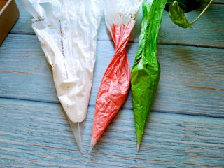 14、圣诞糖霜饼干,加色素分成三个颜色