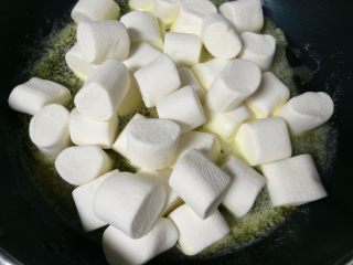 7、可以拉丝的牛扎饼,放入棉花糖