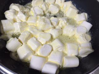 8、可以拉丝的牛扎饼,中小火，我用电磁炉的120度