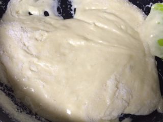 11、可以拉丝的牛扎饼,加奶粉，这个状态时关火，总余温把奶粉完全拌匀