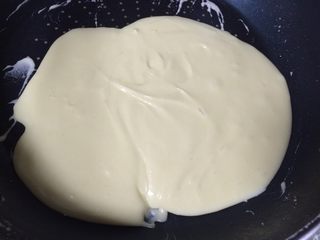 12、可以拉丝的牛扎饼,这个状态时即可，用小勺挖出一勺放在一块饼干上，再用另一块饼干轻轻压上