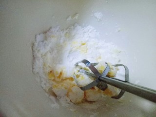 3、小熊抱杏仁饼干,用电动打蛋器稍作搅拌，避免启动电动打蛋器时糖粉飘起来。