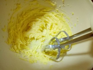 4、小熊抱杏仁饼干,启动打蛋器，中速打黄油，打至体积膨大。
