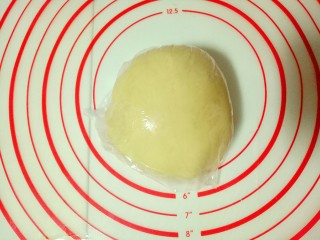 6、小熊抱杏仁饼干,揉好的面团，包上保鲜膜醒15分钟。