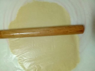 7、小熊抱杏仁饼干,面团上下垫上油纸，用擀面杖擀薄，约2mm左右。