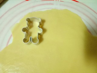 8、小熊抱杏仁饼干,用磨具压出小熊形状。