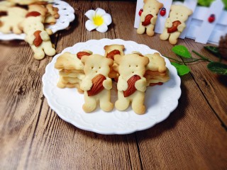 12、小熊抱杏仁饼干,戴上隔热手套取出烤盘，饼干放在烤网上晾凉。
