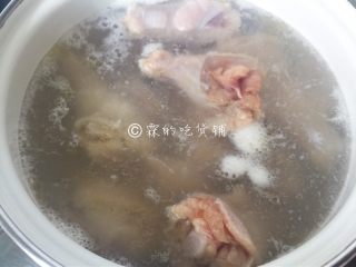 3、酸辣爽口的柠檬鸡翅根,鸡翅根先出血水后洗净。