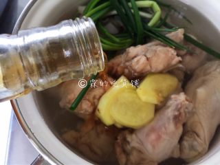 5、酸辣爽口的柠檬鸡翅根,还有料酒，把鸡翅根煮熟。