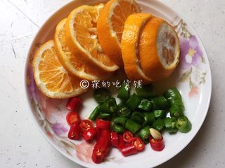 7、酸辣爽口的柠檬鸡翅根,随后把辣椒切小圈，柠檬切成片。