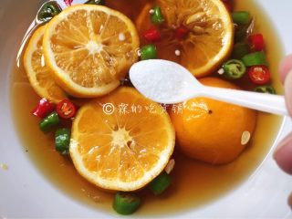 12、酸辣爽口的柠檬鸡翅根,加适量的水后，尝尝味道，有啥不足的可以再加，如果觉得不够咸就再加盐（不要再放生抽了，颜色太深就不好看了。）