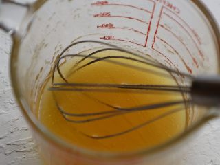 1、传统月饼,用手抽既可以搅拌，无需打蛋器。