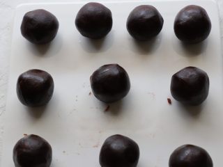 4、传统月饼,.此刻，将蛋黄用豆沙包起来，每份豆沙20克包裹一个蛋黄。