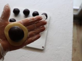 5、传统月饼,静置好的月饼皮，按总重量除以10的份量，差不多20g一份皮。