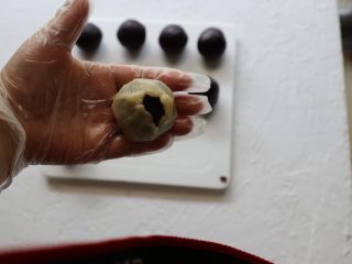 6、传统月饼,收口向顶部推至完全收住。