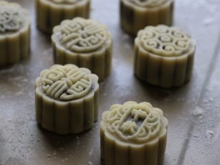 8、传统月饼,.放平往下直接按压至烤盘，可减少挪动，避免变形。