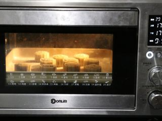 9、传统月饼,表面用喷壶喷少许水雾，可防止在烤制过程中开裂。烤箱上下火170度，烘烤五分钟。