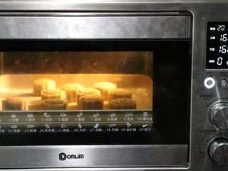 11、传统月饼,上下火160度底层，烤至20分钟。