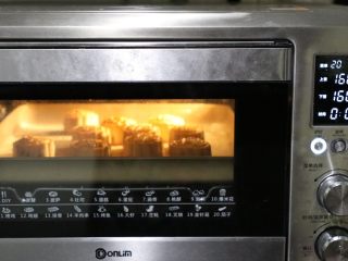 12、传统月饼,剩余五分钟的时候，我刷了第二次蛋液，放至中下层烤制。「如果你觉得上色不够可取出刷第二次，如果满意一次就够。」