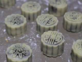 10、传统月饼,五分钟后取出刷上一层薄薄的蛋液！刷子每次沾起蛋液时在碗边来回得刮掉多余的蛋液，再轻轻刷至月饼纹路上。