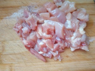 1、奥尔良鸡肉披萨,鸡肉切丁