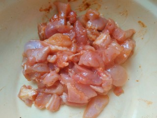 2、奥尔良鸡肉披萨,加入适量奥尔良腌料腌制一两个小时