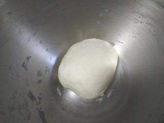 3、奥尔良鸡肉披萨,150克面粉，80克纯奶，1克盐，两勺玉米油，一勺白糖，2克酵母，混合，和成光滑的面团