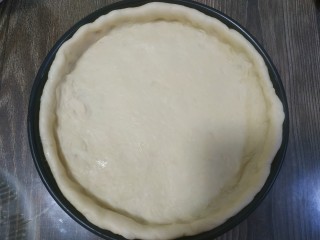 6、奥尔良鸡肉披萨,披萨盘刷油，放入盘中整形