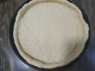 7、奥尔良鸡肉披萨,用叉子叉出小孔