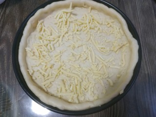 8、奥尔良鸡肉披萨,放一层芝士碎