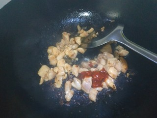 9、奥尔良鸡肉披萨,锅中放入适量植物油，放入鸡肉炒至变白，加入烧烤料翻炒均匀关火出锅