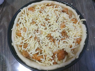 11、奥尔良鸡肉披萨,再撒一层芝士碎