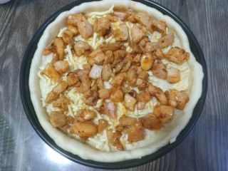 10、奥尔良鸡肉披萨,把鸡肉放到芝士上