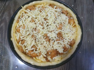 12、奥尔良鸡肉披萨,边上刷蛋液