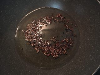 1、醋溜白菜,1碗油+20g花椒，冷油小火慢炸，炸到花椒香飘出，花椒粒周边起小泡泡即可。炸好的花椒粒可以留下放凉，打成粉用来煮川菜。