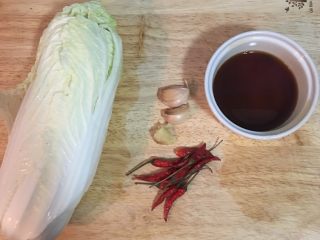 2、醋溜白菜,先准备醋酱：将蚝油+白醋+糖混匀备用。