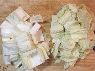 3、醋溜白菜,白菜洗净沥干，将白菜切块，并且把梗和叶分开。