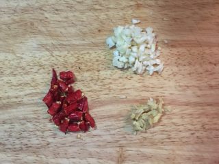 4、醋溜白菜,蒜拍扁去皮切末；辣椒切块；姜去皮切末。
