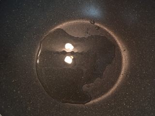 5、醋溜白菜,热锅后，放入适量的花椒油。