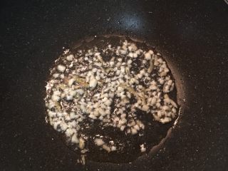 6、醋溜白菜,锅内放适量的油，炒香蒜末与姜末。