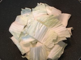 7、醋溜白菜,下白菜梗炒软。