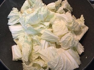8、醋溜白菜,下白菜叶拌炒，