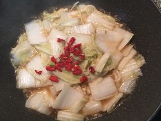 11、醋溜白菜,大火煨ㄧ下，试咸度调整，最后放入干辣椒炒匀即可。