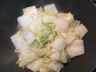 9、醋溜白菜,加入盐炒匀。边炒白菜会出水喔～