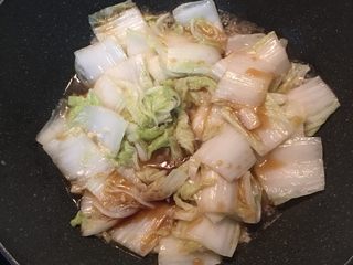 10、醋溜白菜,倒入调好的醋酱，拌炒均匀。