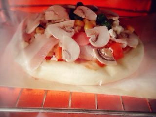 3、Mini披萨,烤箱200度预热五分钟，把披萨放入中层烤十分钟，铺上最后一层奶酪，烤五分钟即可