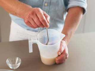 1、拿波里披萨,将糖与酵母放到温水中，搅拌至彻底溶解。