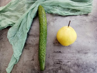 1、秋季健康饮～黄瓜雪梨汁,首先准备好食材：黄瓜一根、雪梨一个